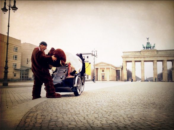 Don't you love it when you see a bear getting ready for work (at Pariser Platz) 3