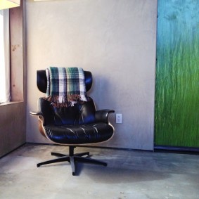 A mid-century modern chair in Room #5, Mojave Sands (mobile photography)
