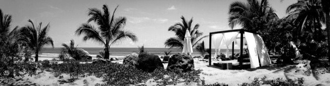 Beach panorama in black and white (autostitch)